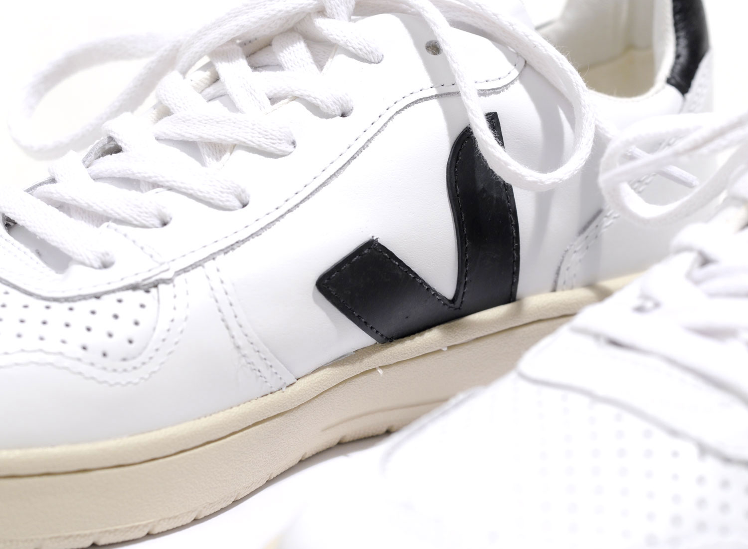 veja v10 extra white black womens