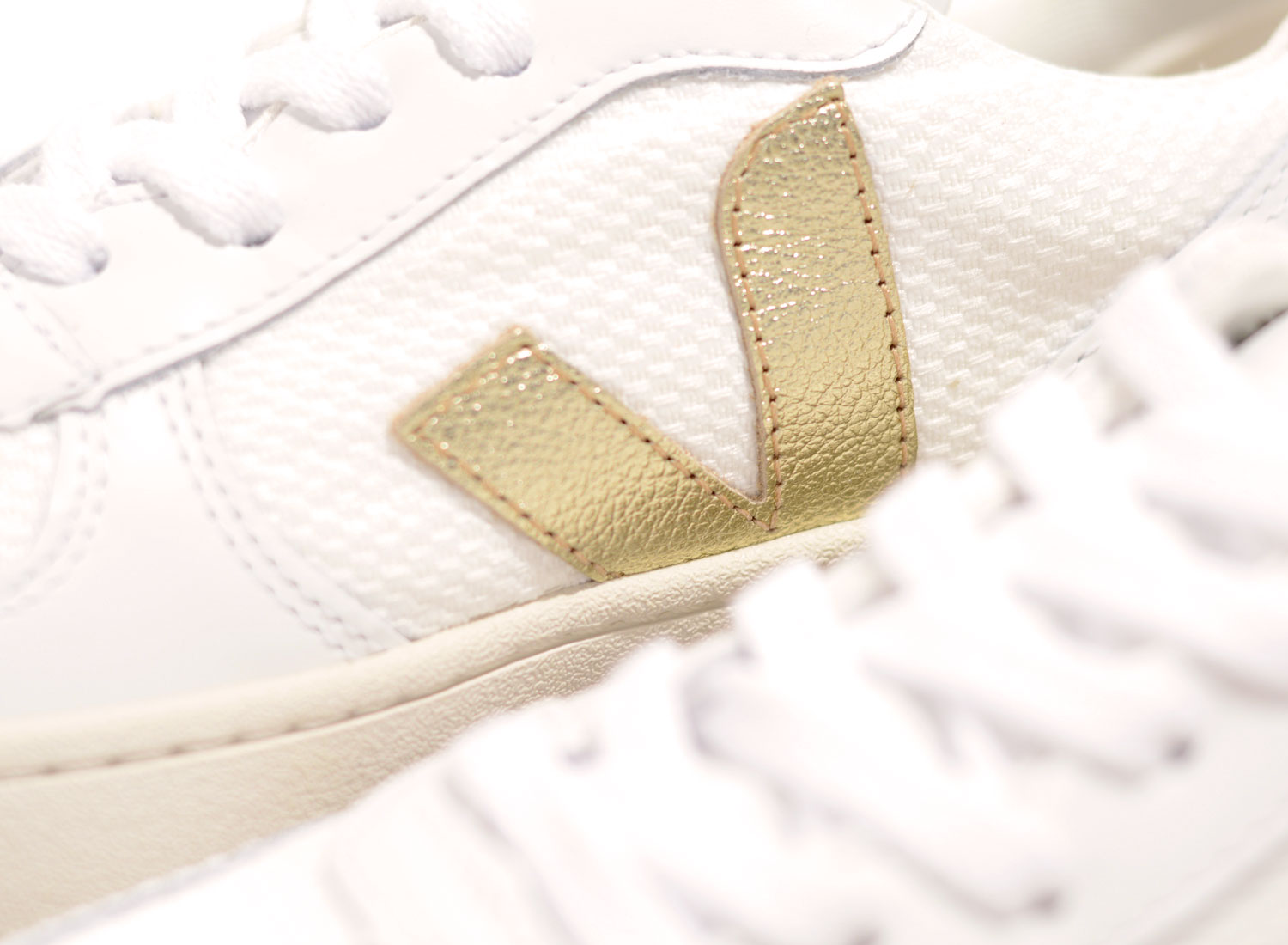 v10 b mesh white gold