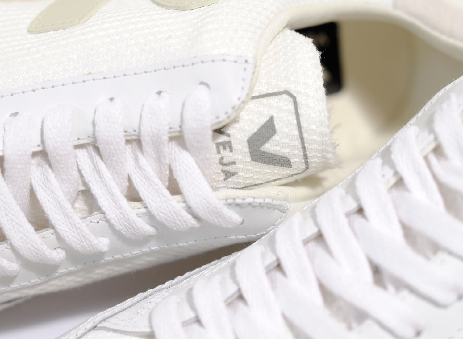 veja-v12-b-mesh-white-natural-4.jpg