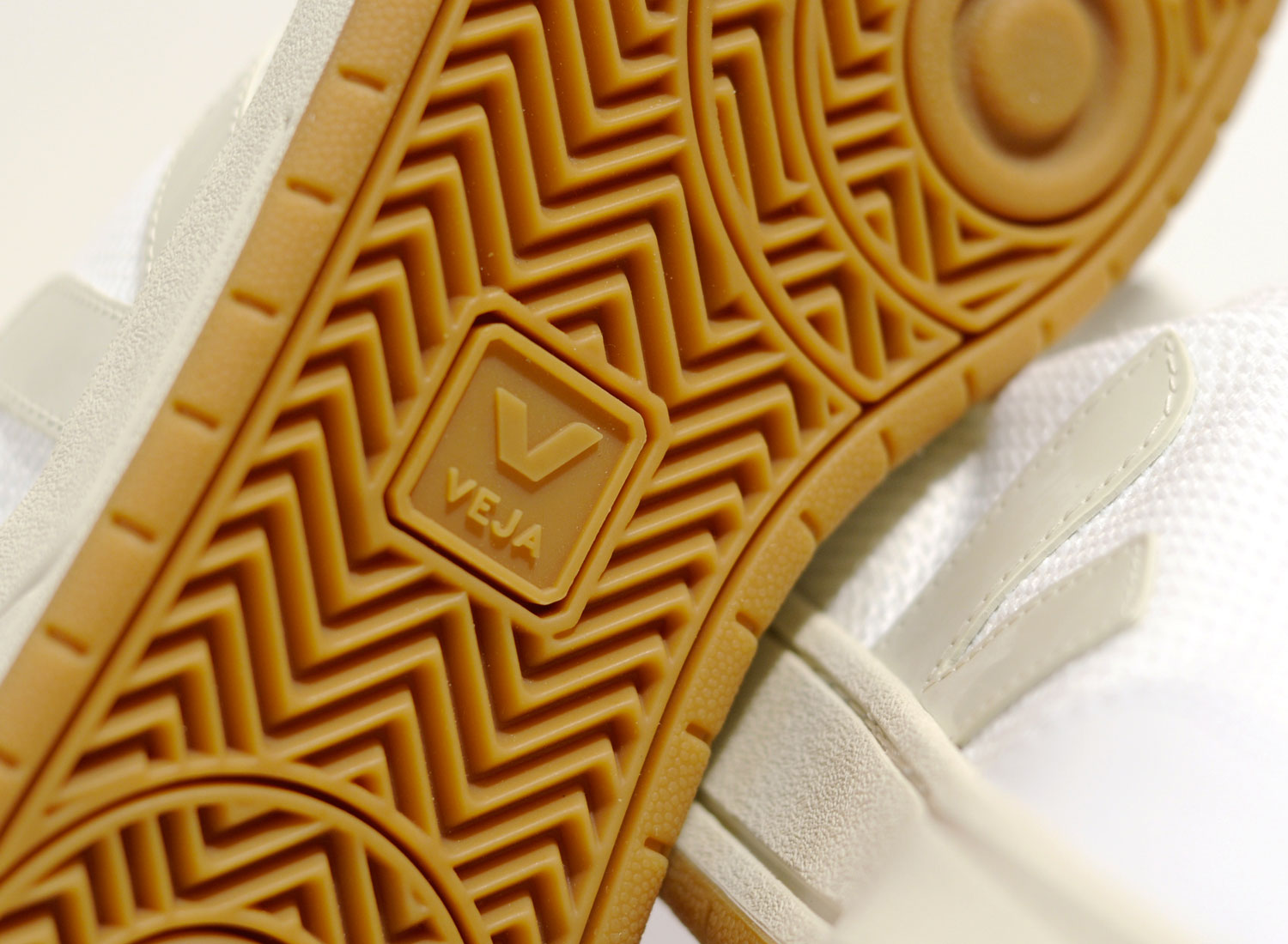 veja v12 white natural