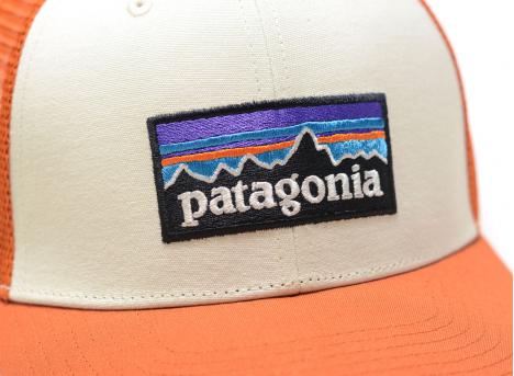 Patagonia P-6 Logo Trucker Hat White / Redtail Rust