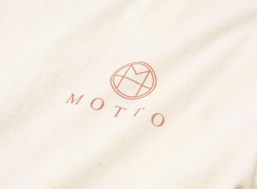 Motto Logo Tee Choco Natural - Novoid Plus